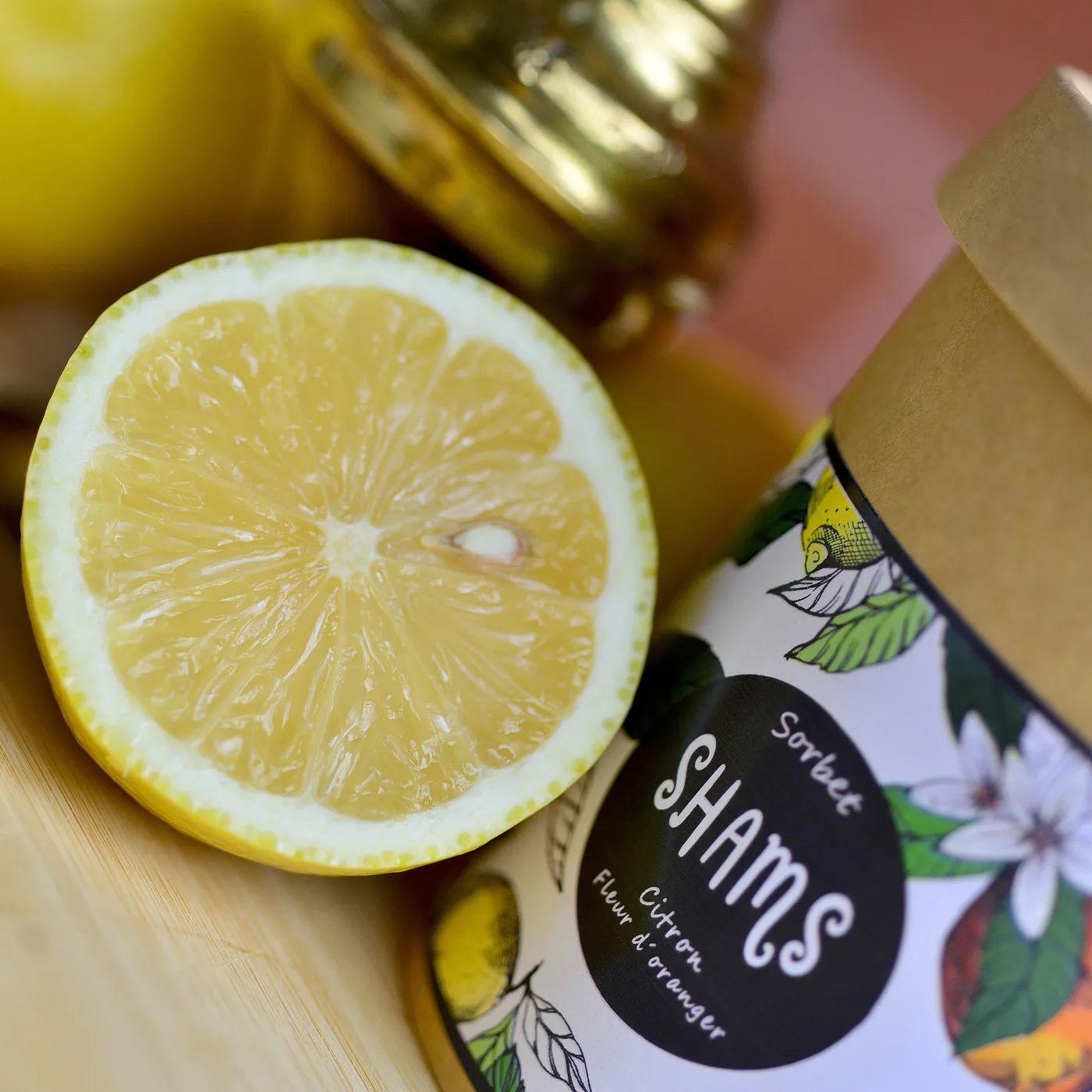 Pinte Créponné citron, fleur d’oranger, avec un citron coupé